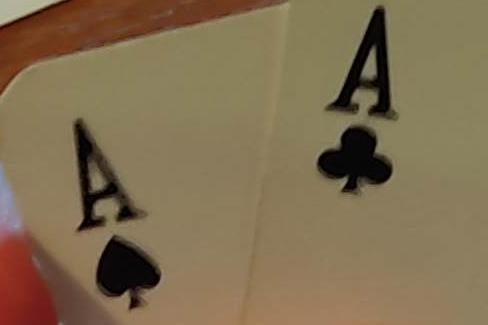 Une main qui tient une paire d'as, dame as et 6 sont sur le flop